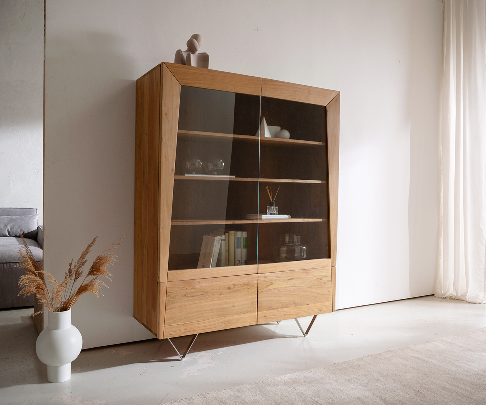 Highboard Kayu 115x150 cm Akazie Natur 2 Glastüren und 2 Holztüren V-Fuß von DELIFE