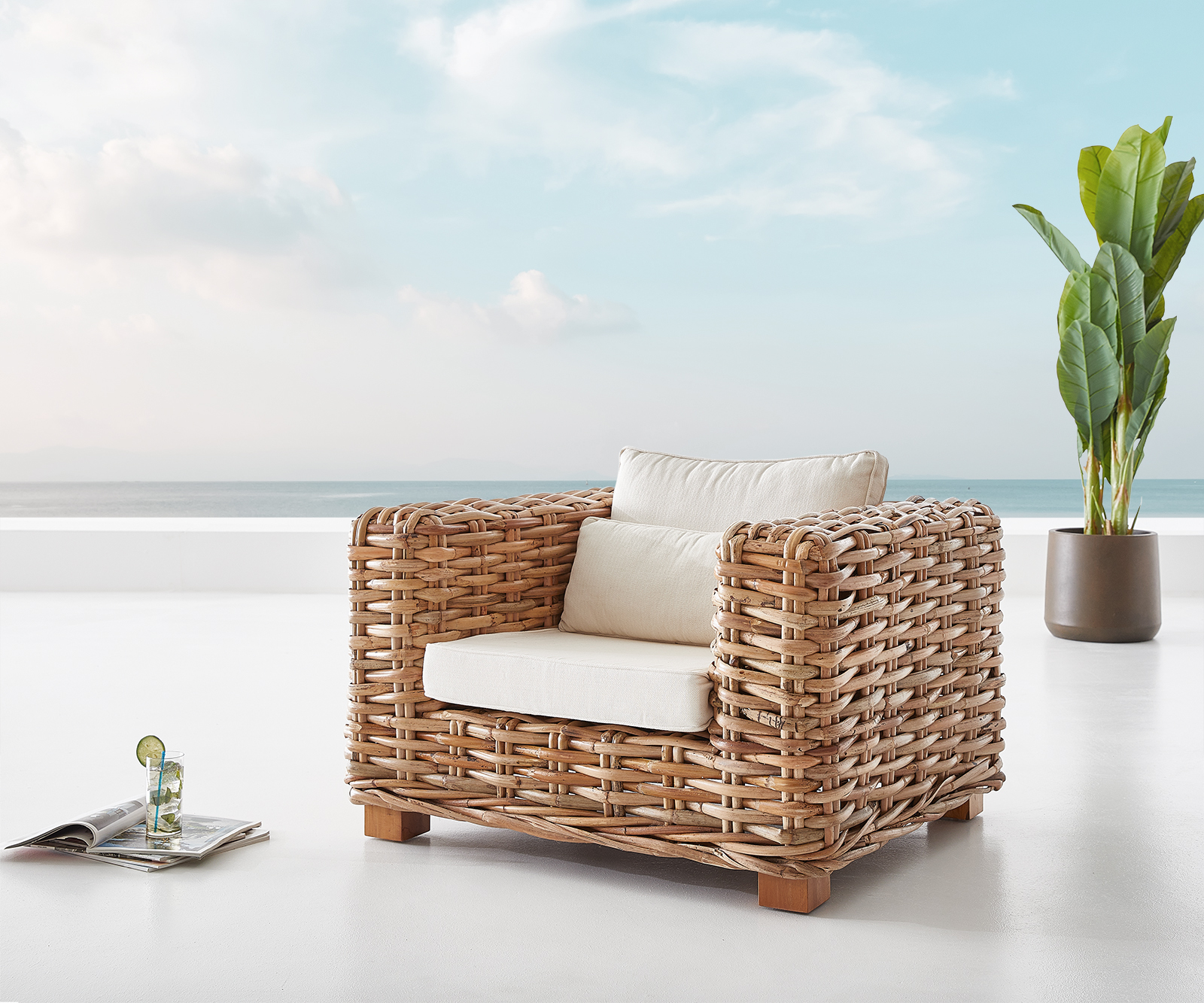 Loungesessel Nizza aus Rattan natur mit Kissen weiß von DELIFE