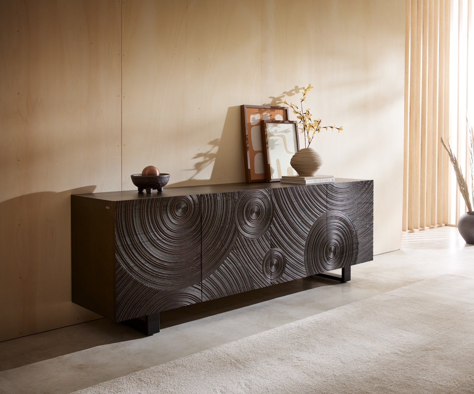 Sideboard Ashara 200 cm Esche Dunkelbraun 3D Effekt 4 Türen Kufe Metall Schwarz Sideboard Ashara 200 cm Esche Dunkelbraun 3D Effekt 4 Türen Kufe Metall Schwarz von DELIFE