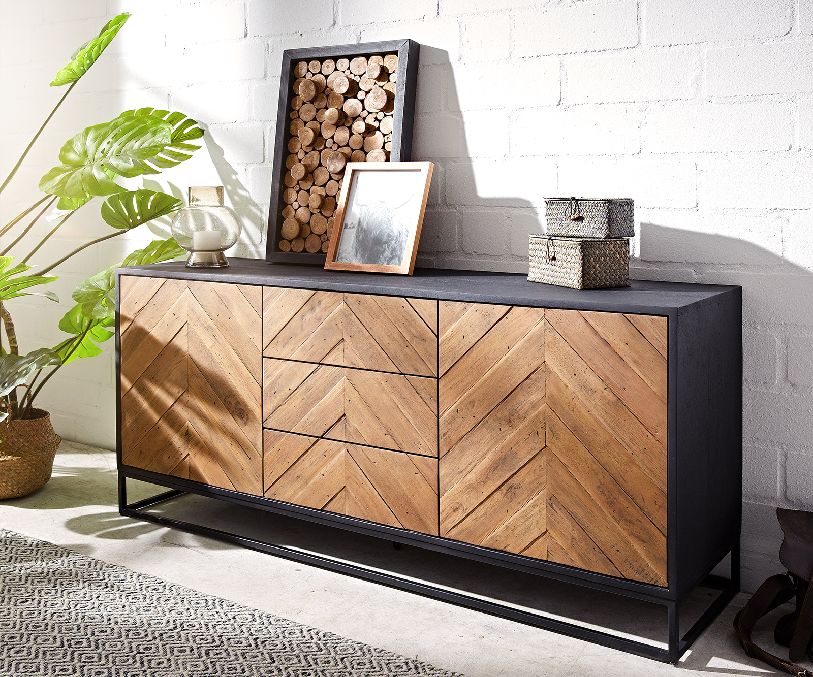 Sideboard Famke 145 cm Mango Teak 2 Türen 3 Schubladen von DELIFE