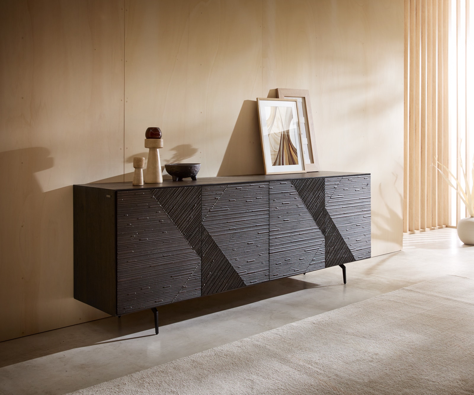 Sideboard Tereos 200 cm Esche Dunkelbraun 3D Effekt 4 Türen Winkelfuß Metall Schwarz Sideboard Tereos 200 cm Esche Dunkelbraun 3D Effekt 4 Türen Winkelfuß Metall Schwarz von DELIFE