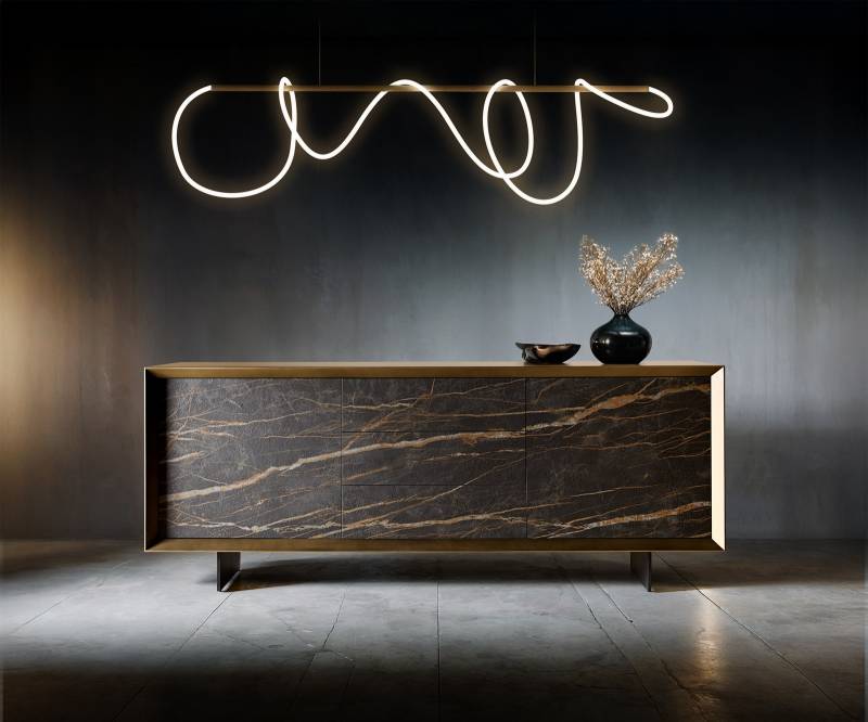 Sideboard Yori 200 cm Metallic Gold 2 Türen 3 Schubladen schwebend Metall Schwarz Keramik Laminam®Noir Desir Braun von DELIFE