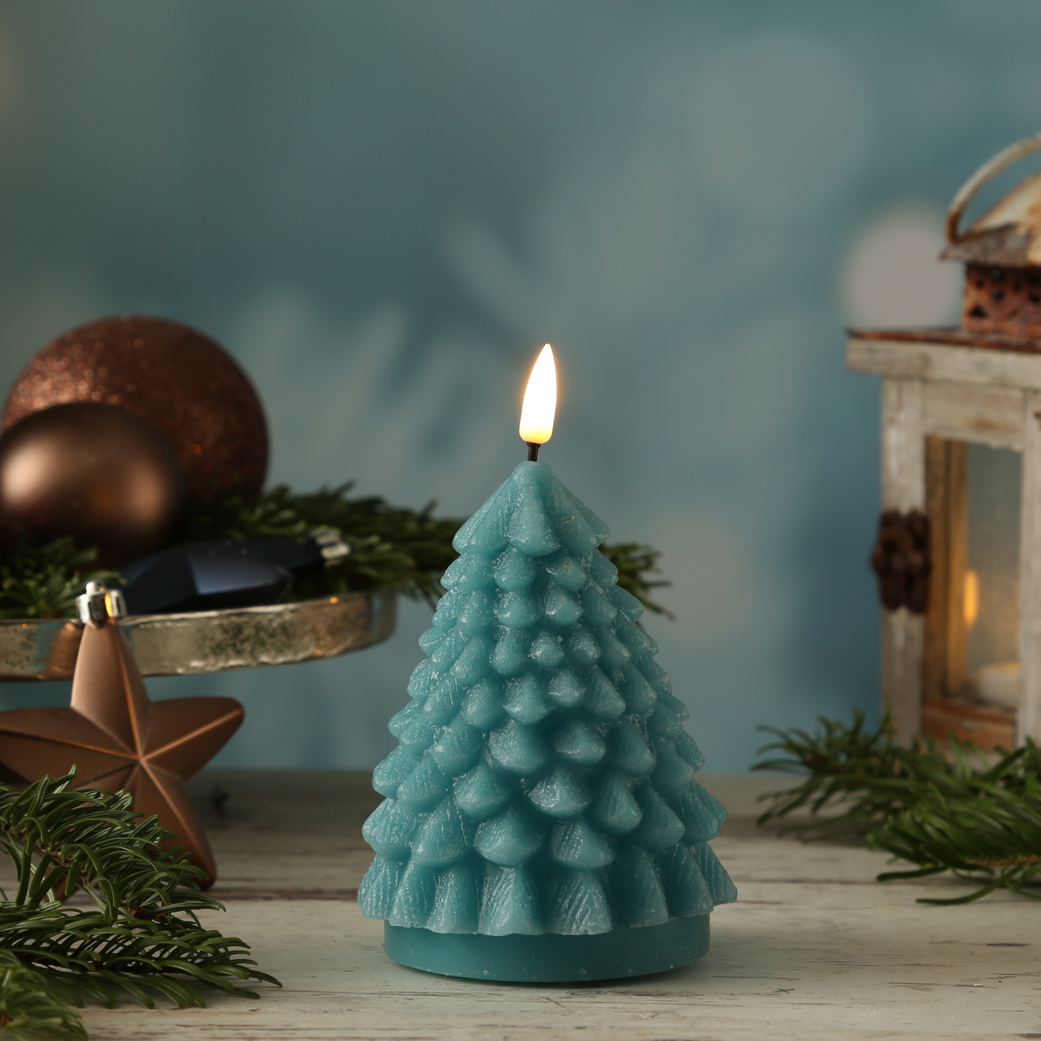 LED Kerze Tannenbaum - Echtwachs - flackernde 3D Flamme - H: 11cm - D: 8cm - dunkelgrün LED Kerze Tannenbaum - Echtwachs - flackernde 3D Flamme - H: 11cm - D: 8cm - dunkelgrün von DELUXE Homeart