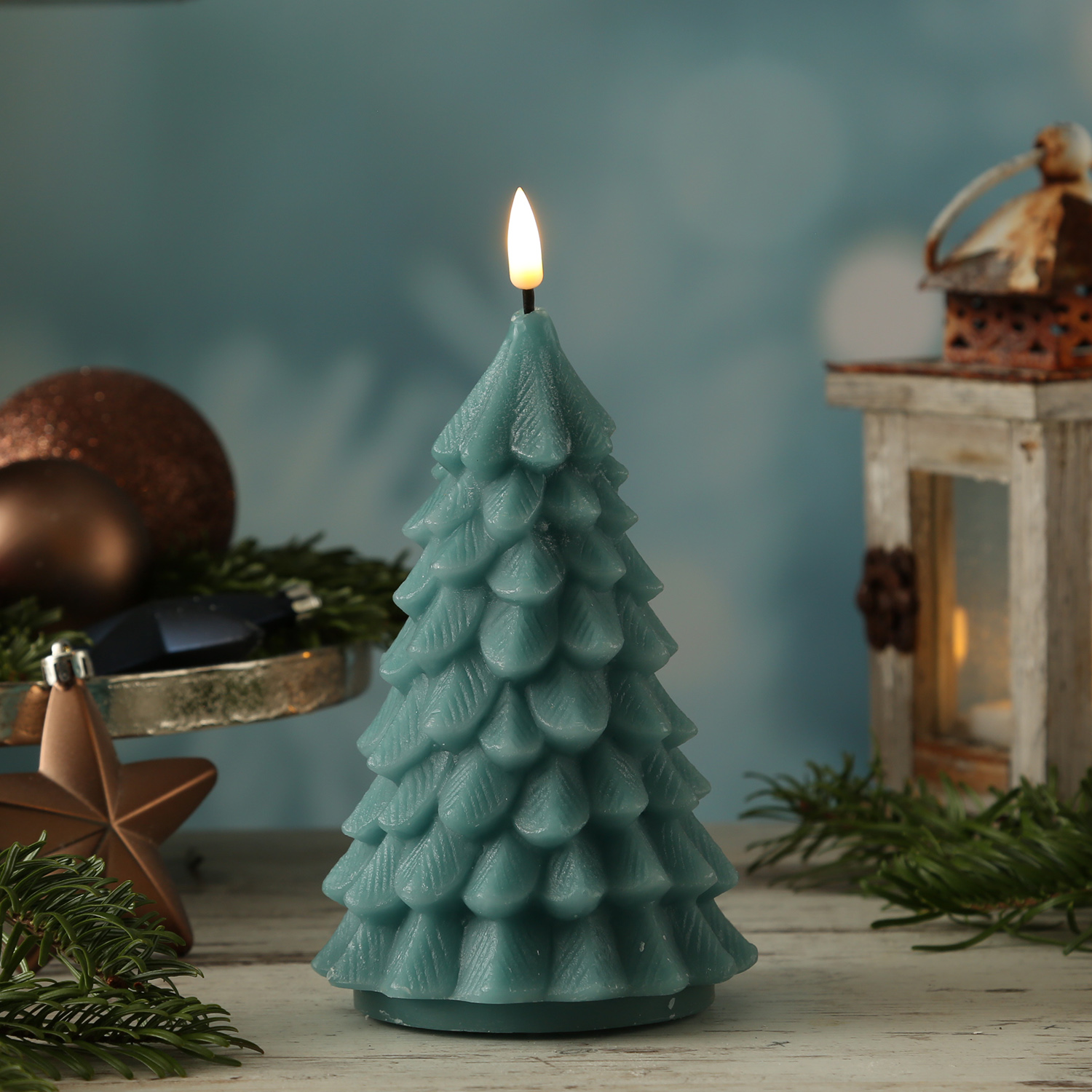 LED Kerze Tannenbaum - Echtwachs - flackernde 3D Flamme - H: 16cm - D: 9cm - dunkelgrün LED Kerze Tannenbaum - Echtwachs - flackernde 3D Flamme - H: 16cm - D: 9cm - dunkelgrün von DELUXE Homeart