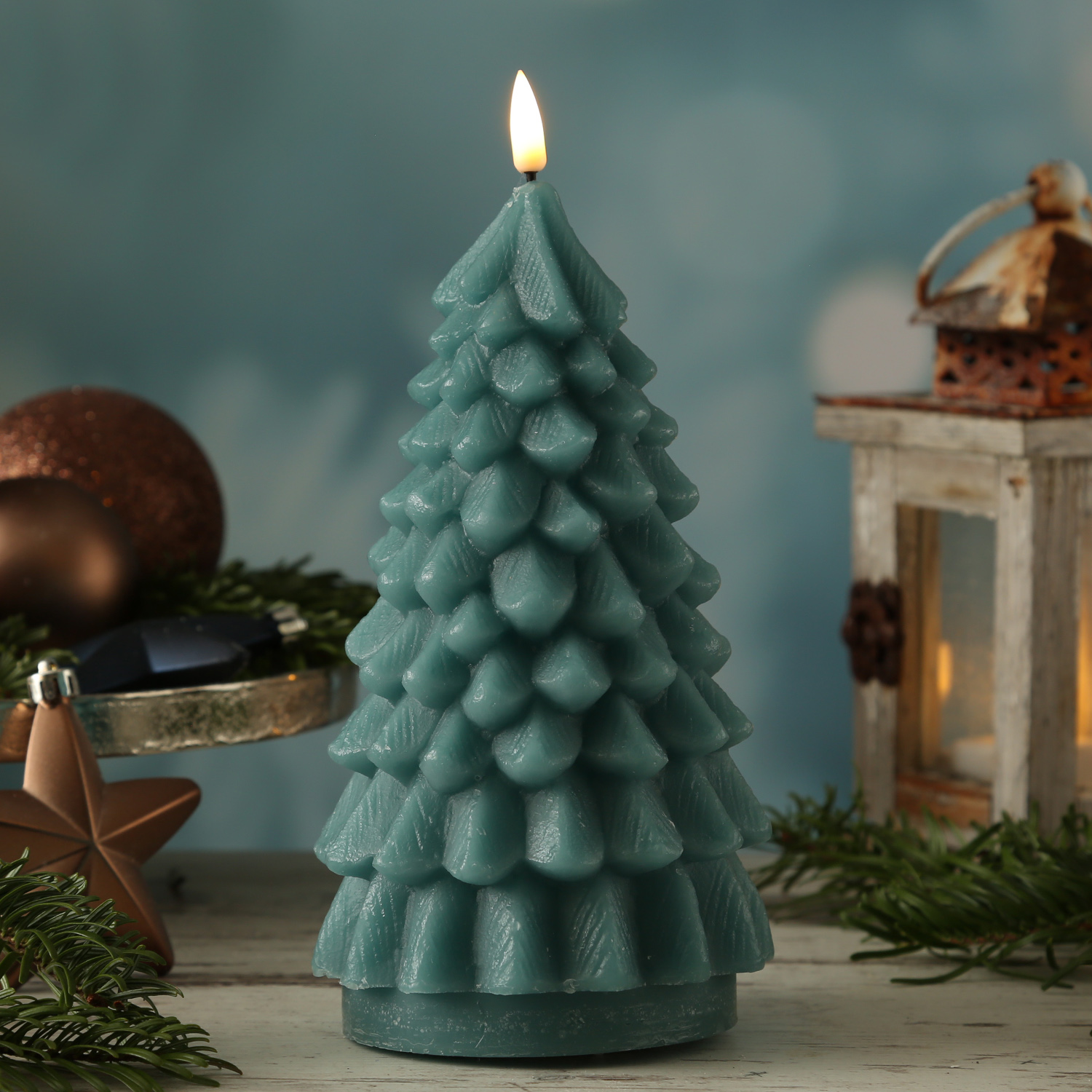LED Kerze Tannenbaum - Echtwachs - flackernde 3D Flamme - H: 18cm - D: 10cm - dunkelgrün LED Kerze Tannenbaum - Echtwachs - flackernde 3D Flamme - H: 18cm - D: 10cm - dunkelgrün von DELUXE Homeart