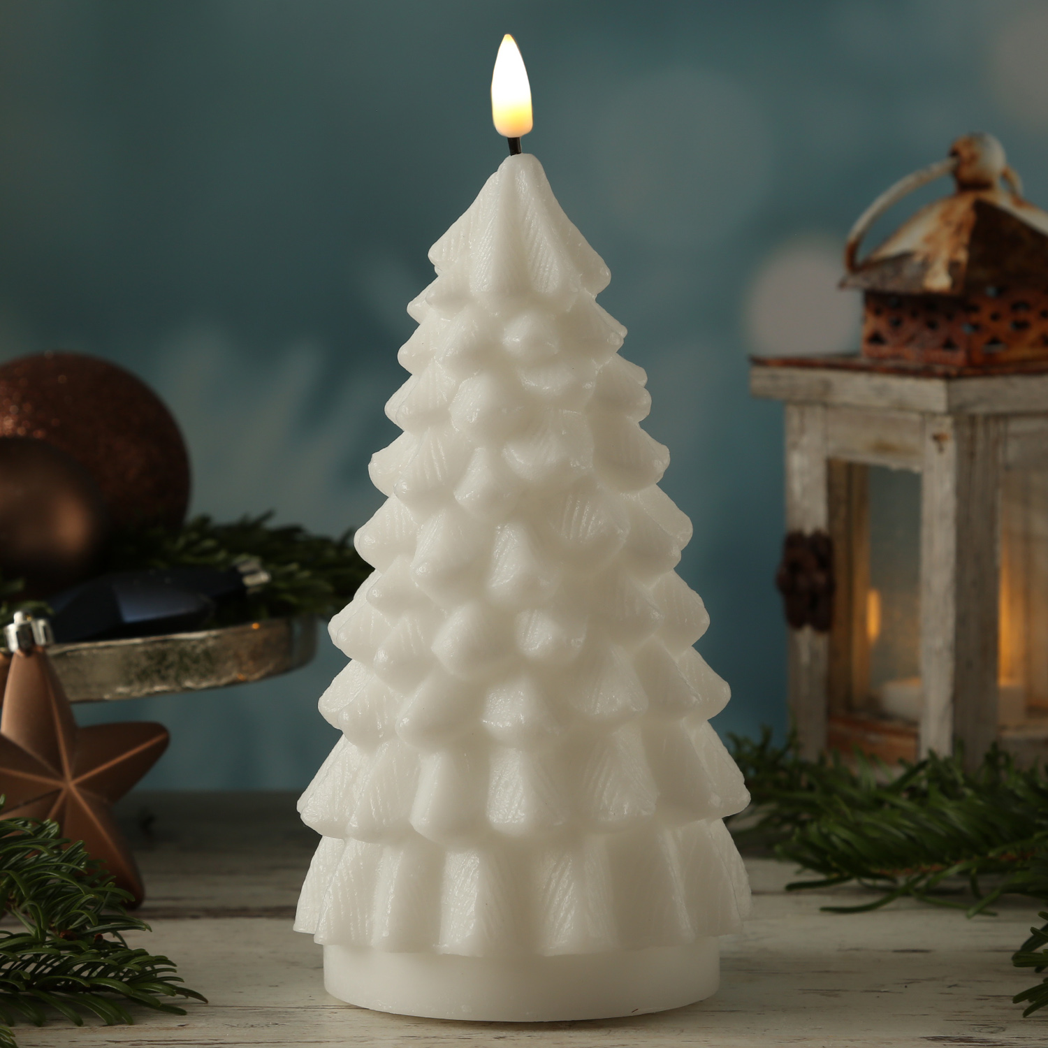 LED Kerze Tannenbaum - Echtwachs - flackernde 3D Flamme - H: 18cm - D: 10cm - weiß LED Kerze Tannenbaum - Echtwachs - flackernde 3D Flamme - H: 18cm - D: 10cm - weiß von DELUXE Homeart