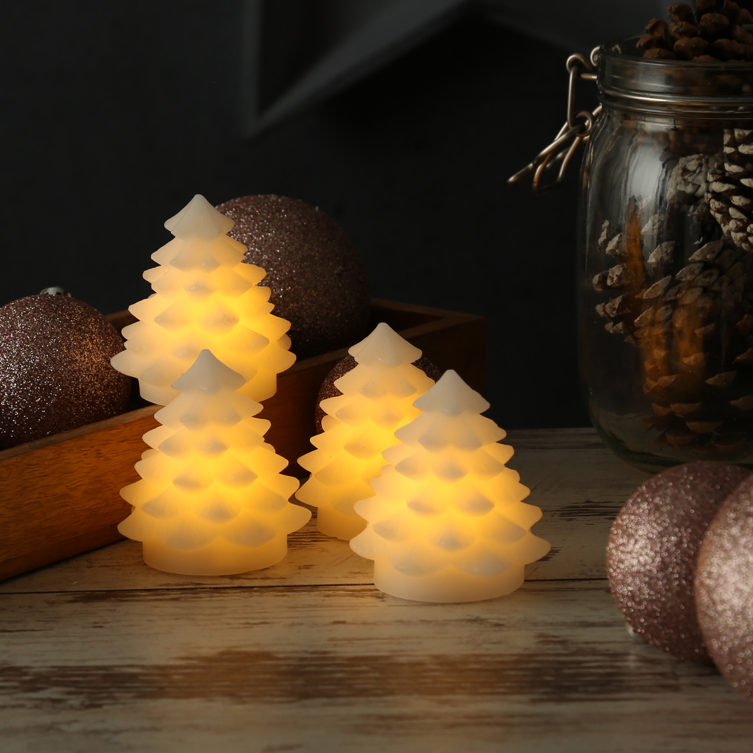 LED Kerzen Tannenbaum - 4 Mini Tannenbäume aus Echtwachs - H: 7cm - inkl. Batterien - weiß - 4er Set LED Kerzen Tannenbaum - 4 Mini Tannenbäume aus Echtwachs - H: 7cm - inkl. Batterien - weiß - 4er Set von DELUXE Homeart