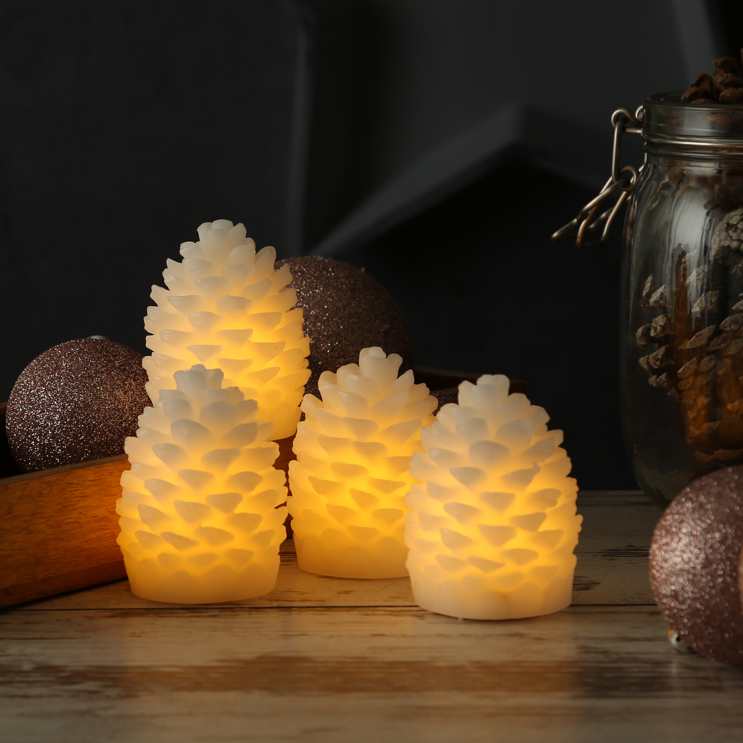 LED Kerzen Tannenzapfen - 4 Mini Zapfen aus Echtwachs - H: 7,5cm - inkl. Batterien - weiß - 4er Set LED Kerzen Tannenzapfen - 4 Mini Zapfen aus Echtwachs - H: 7,5cm - inkl. Batterien - weiß - 4er Set von DELUXE Homeart