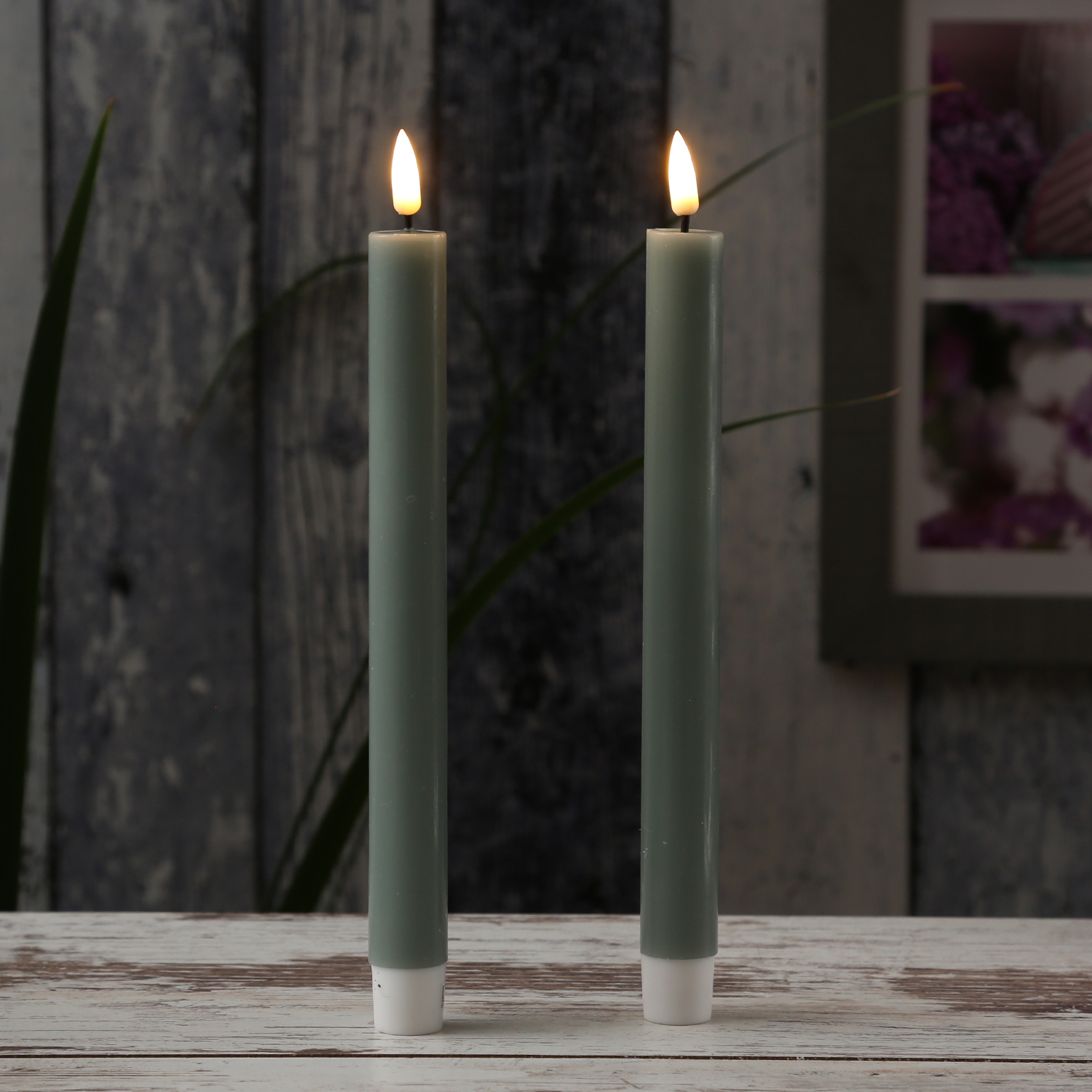 LED Stabkerzen MIA - Echtwachs - realistische 3D Flamme - H: 24cm - salbeigrün - 2 Stk LED Stabkerzen MIA - Echtwachs - realistische 3D Flamme - H: 24cm - salbeigrün - 2 Stk von DELUXE Homeart