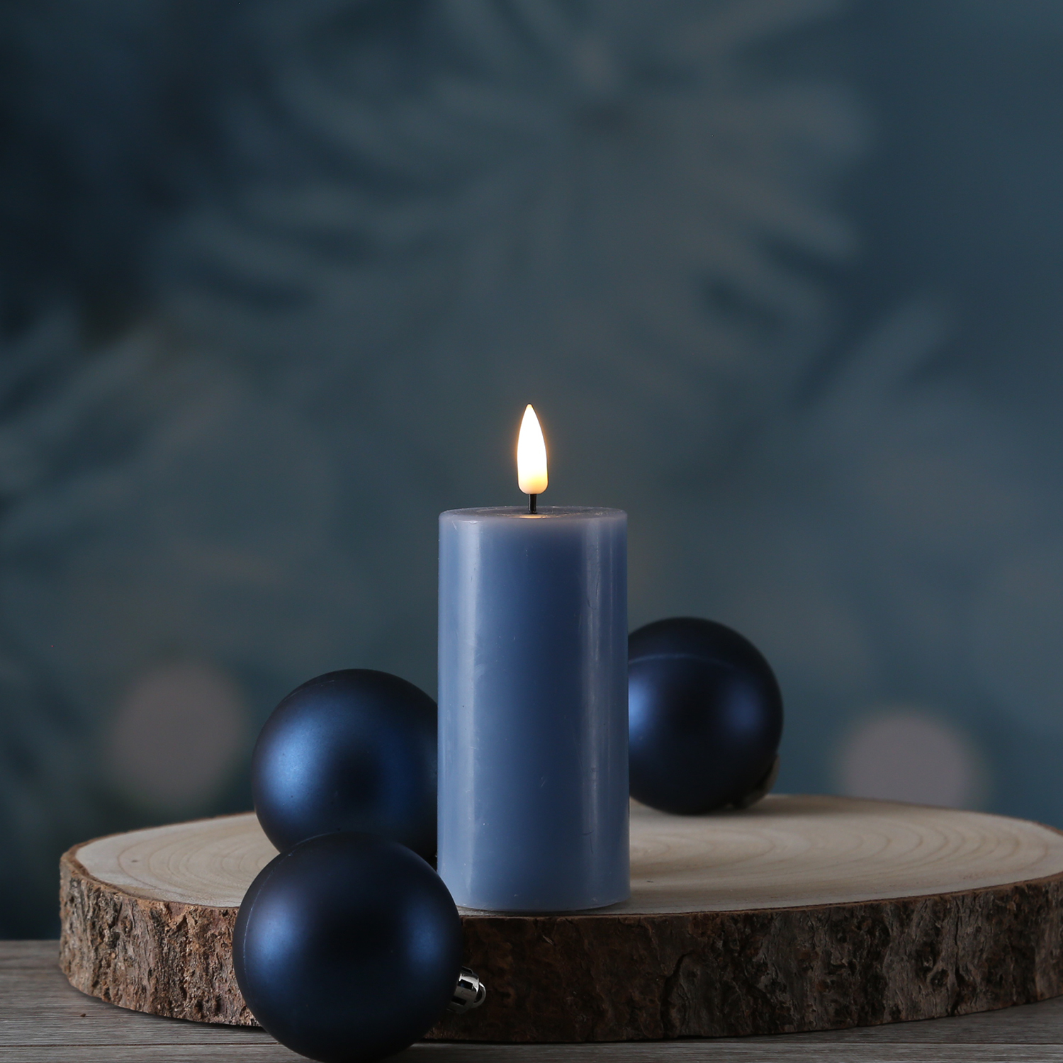 LED Stumpenkerze MIA - Echtwachs - realistische 3D Flamme - H: 10cm - D: 5cm - eisblau LED Stumpenkerze MIA - Echtwachs - realistische 3D Flamme - H: 10cm - D: 5cm - eisblau von DELUXE Homeart