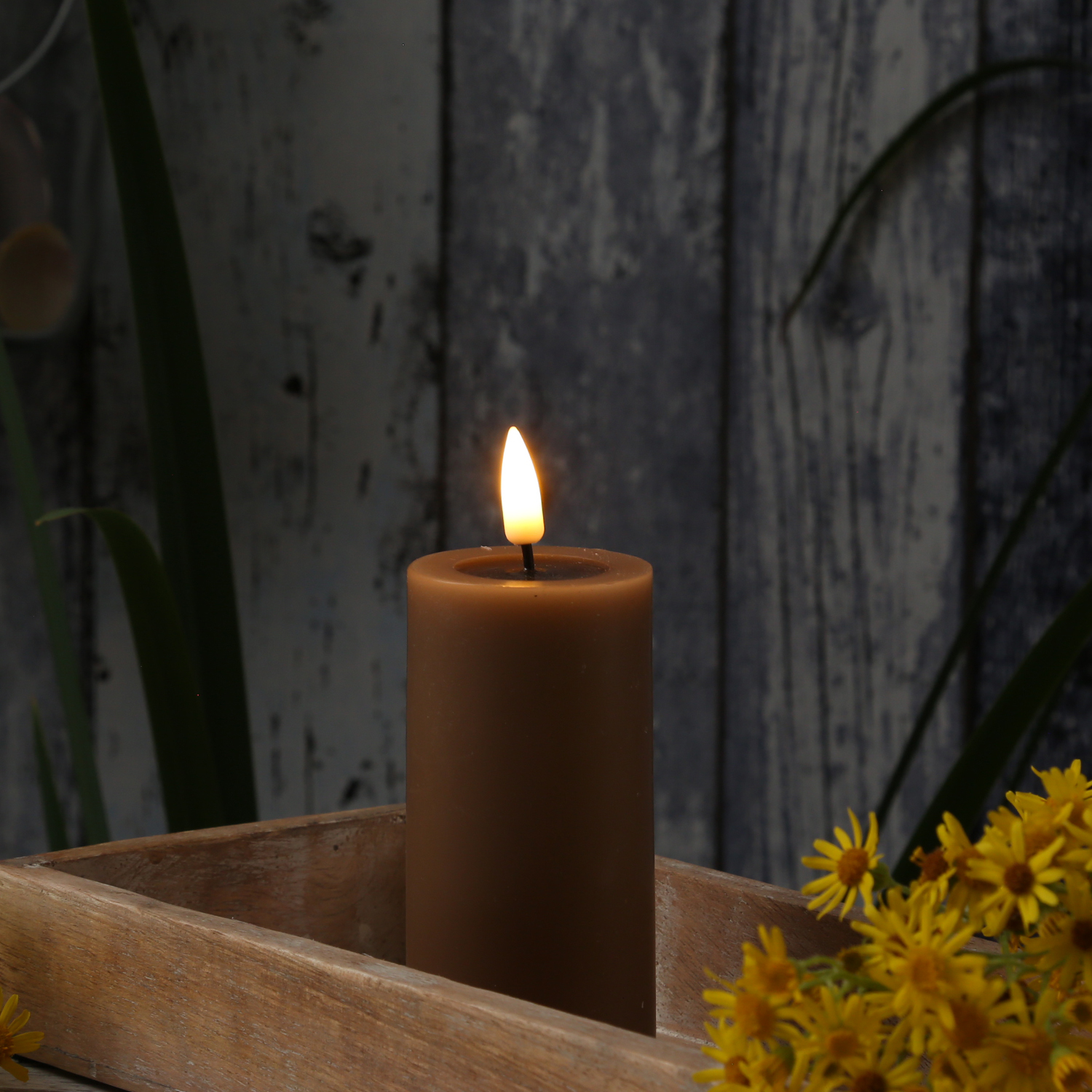 LED Stumpenkerze MIA - Echtwachs - realistische 3D Flamme - H: 10cm - D: 5cm - karamell LED Stumpenkerze MIA - Echtwachs - realistische 3D Flamme - H: 10cm - D: 5cm - karamell von DELUXE Homeart