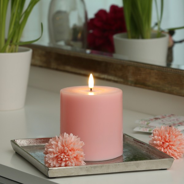 LED Stumpenkerze MIA - Echtwachs - realistische 3D Flamme - H: 10cm D: 10cm - Batteriebetrieb - rosa LED Stumpenkerze MIA - Echtwachs - realistische 3D Flamme - H: 10cm D: 10cm - Batteriebetrieb - rosa von DELUXE Homeart