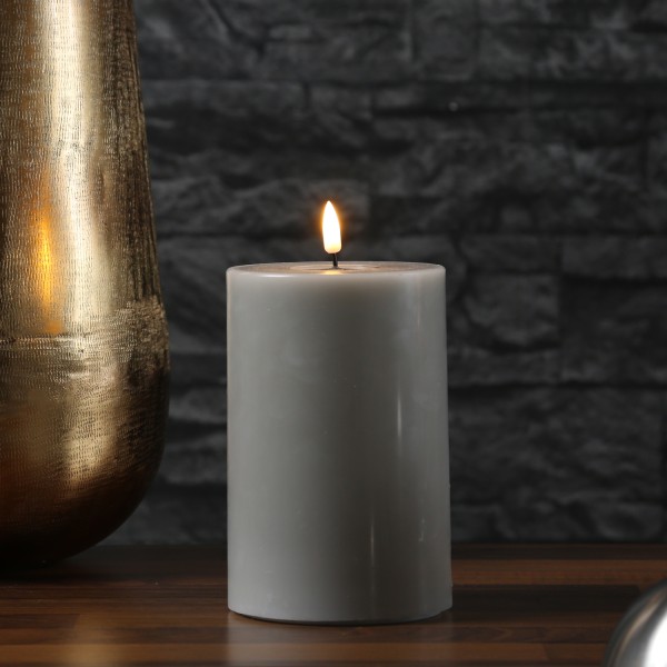 LED Stumpenkerze MIA - Echtwachs - realistische 3D Flamme - H: 15cm - D: 10cm - sand/taupe LED Stumpenkerze MIA - Echtwachs - realistische 3D Flamme - H: 15cm - D: 10cm - sand/taupe von DELUXE Homeart
