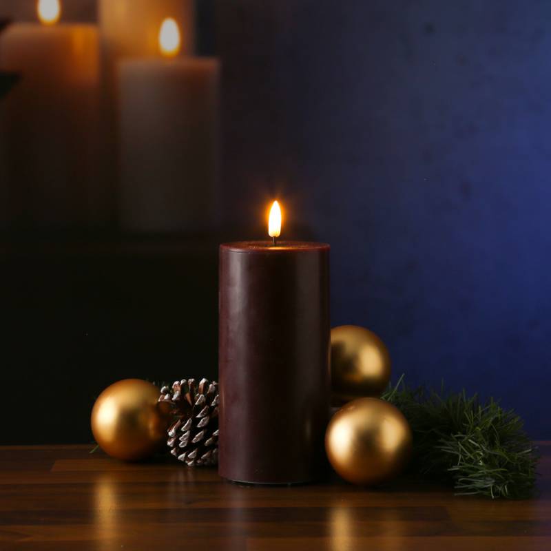 LED Stumpenkerze MIA - Echtwachs - realistische 3D Flamme - H: 15cm - D: 7,5cm - weinrot von DELUXE Homeart