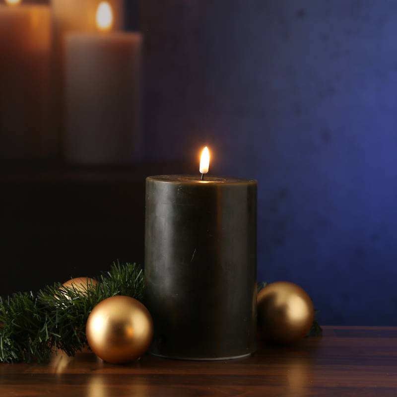LED Stumpenkerze MIA - Echtwachs - realistische 3D Flamme - H: 15cm - D: 10cm - dunkelgrün von DELUXE Homeart