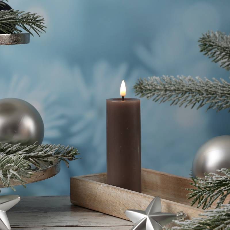 LED Stumpenkerze MIA - Echtwachs - realistische 3D Flamme - H: 15cm - D: 5cm - mokkafarben von DELUXE Homeart