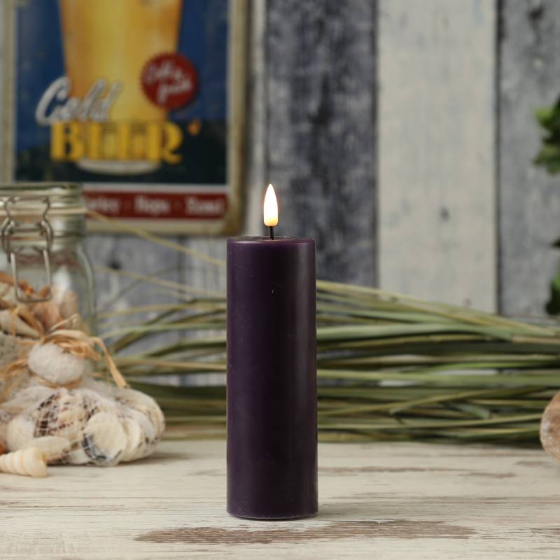 LED Stumpenkerze MIA - Echtwachs - realistische 3D Flamme - H: 15cm - D: 5cm - dunkellila von DELUXE Homeart