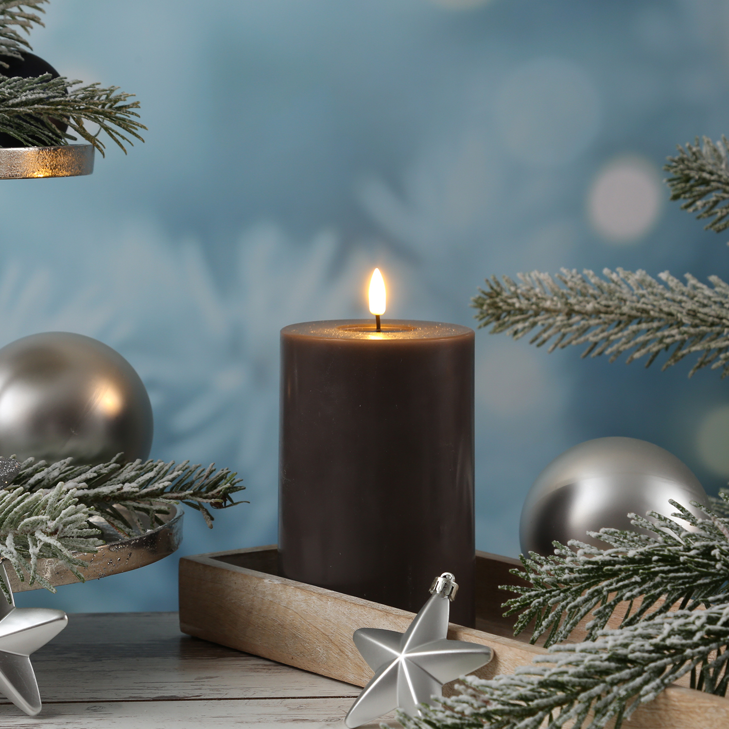 LED Stumpenkerze MIA - Echtwachs - realistische 3D Flamme - H: 15cm - D: 10cm - mokkafarben LED Stumpenkerze MIA - Echtwachs - realistische 3D Flamme - H: 15cm - D: 10cm - mokkafarben von DELUXE Homeart