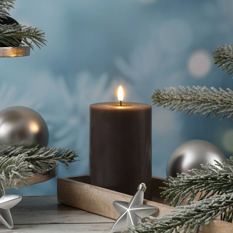 LED Stumpenkerze MIA - Echtwachs - realistische 3D Flamme - H: 15cm - D: 10cm - mokkafarben von DELUXE Homeart