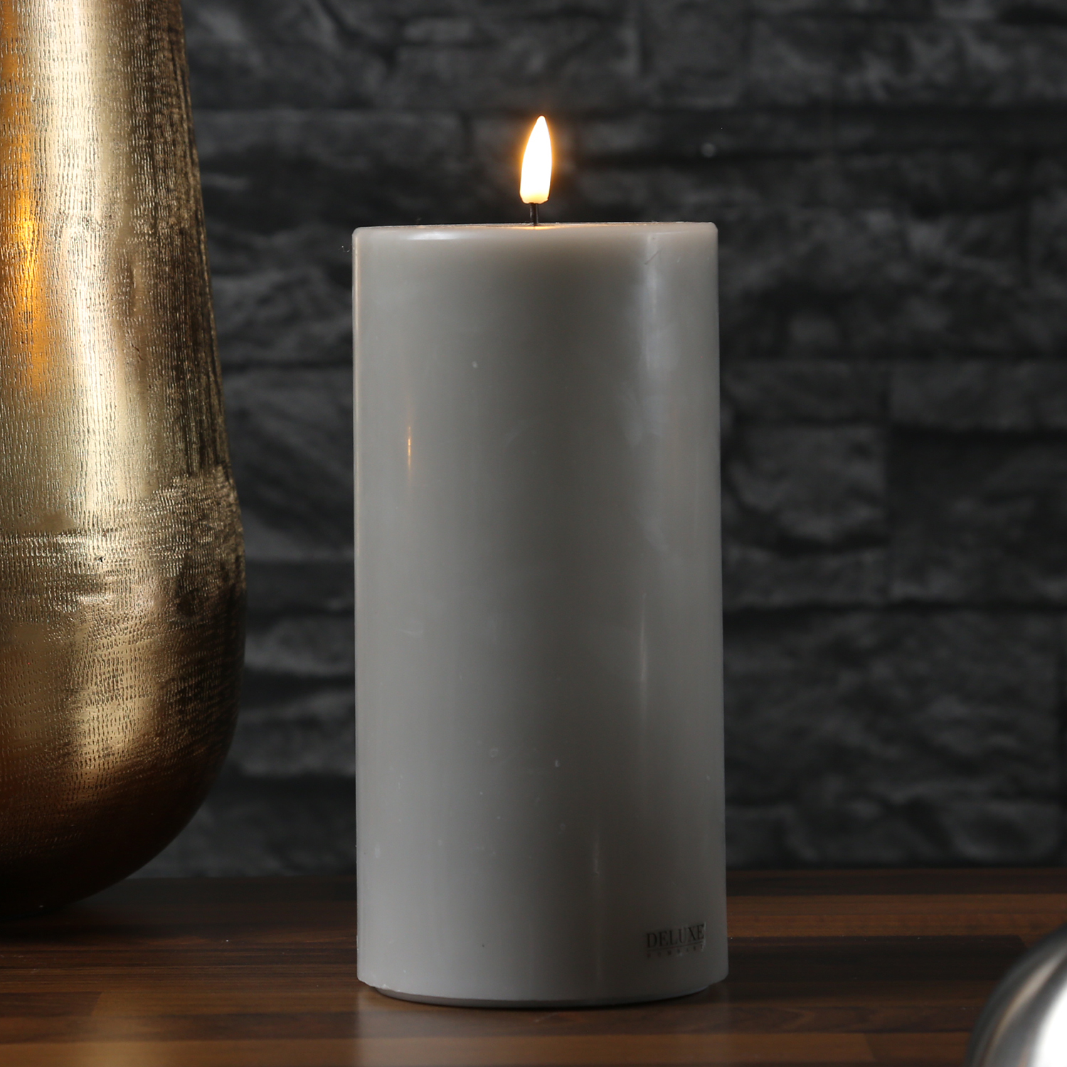 LED Stumpenkerze MIA - Echtwachs - realistische 3D Flamme - H: 20cm - D: 10cm - sand/taupe LED Stumpenkerze MIA - Echtwachs - realistische 3D Flamme - H: 20cm - D: 10cm - sand/taupe von DELUXE Homeart