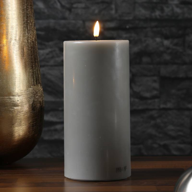 LED Stumpenkerze MIA - Echtwachs - realistische 3D Flamme - H: 20cm - D: 10cm - sand/taupe LED Stumpenkerze MIA - Echtwachs - realistische 3D Flamme - H: 20cm - D: 10cm - sand/taupe von DELUXE Homeart