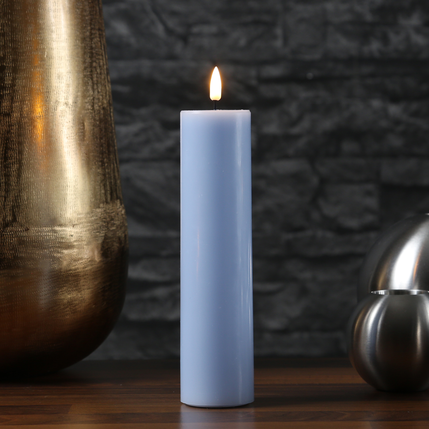 LED Stumpenkerze MIA - Echtwachs - realistische 3D Flamme - H: 20cm - D: 5cm - hellblau LED Stumpenkerze MIA - Echtwachs - realistische 3D Flamme - H: 20cm - D: 5cm - hellblau von DELUXE Homeart