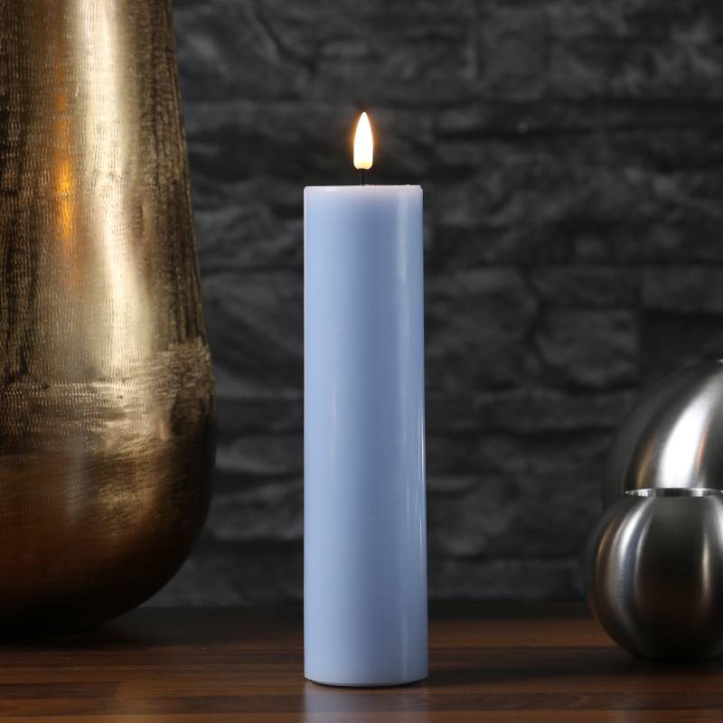 LED Stumpenkerze MIA - Echtwachs - realistische 3D Flamme - H: 20cm - D: 5cm - hellblau von DELUXE Homeart