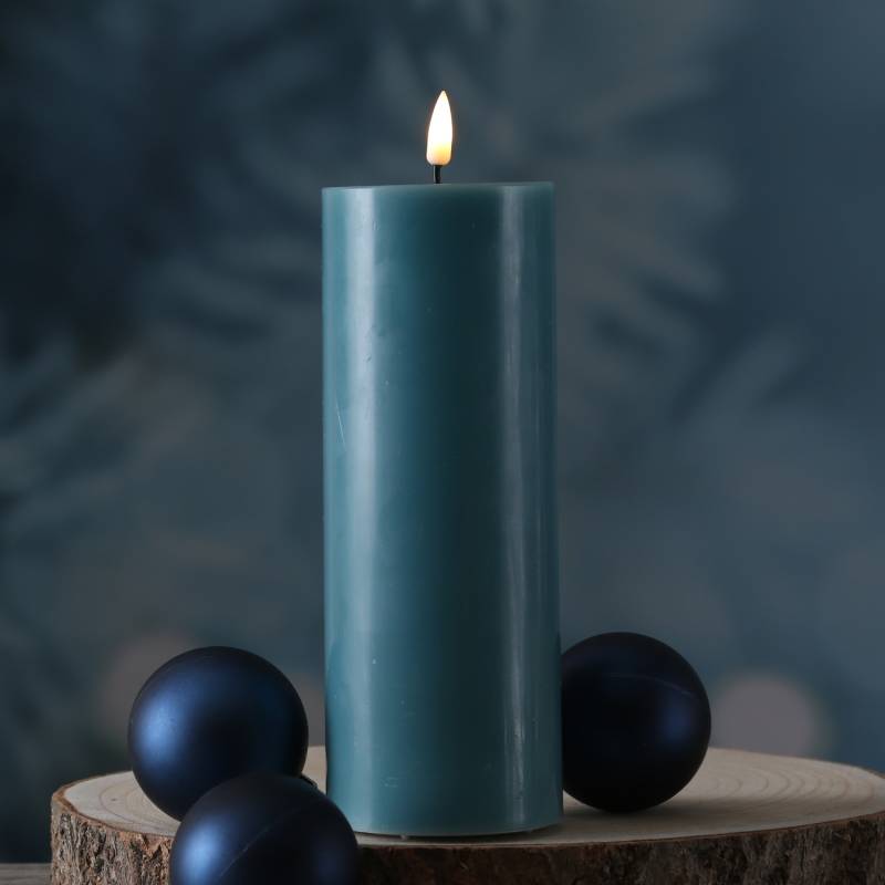 LED Stumpenkerze MIA - Echtwachs - realistische 3D Flamme - H: 20cm - D: 7,5cm - jadegrün von DELUXE Homeart