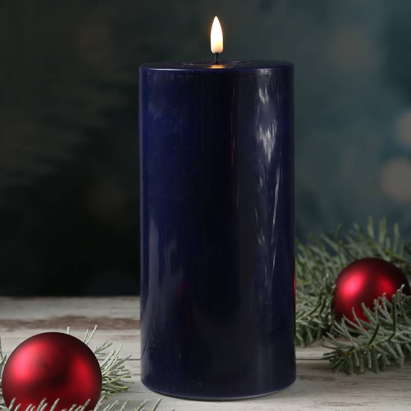 LED Stumpenkerze MIA - Echtwachs - realistische 3D Flamme - H: 20cm - D: 10cm - königsblau von DELUXE Homeart