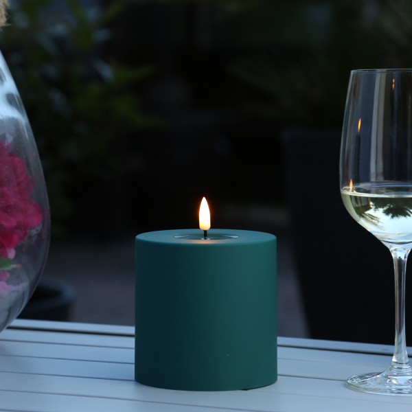 LED Stumpenkerze MIA - Kunststoff - realistische 3D Flamme - H: 10cm - D: 10cm - Außen - dunkelgrün LED Stumpenkerze MIA - Kunststoff - realistische 3D Flamme - H: 10cm - D: 10cm - Außen - dunkelgrün von DELUXE Homeart