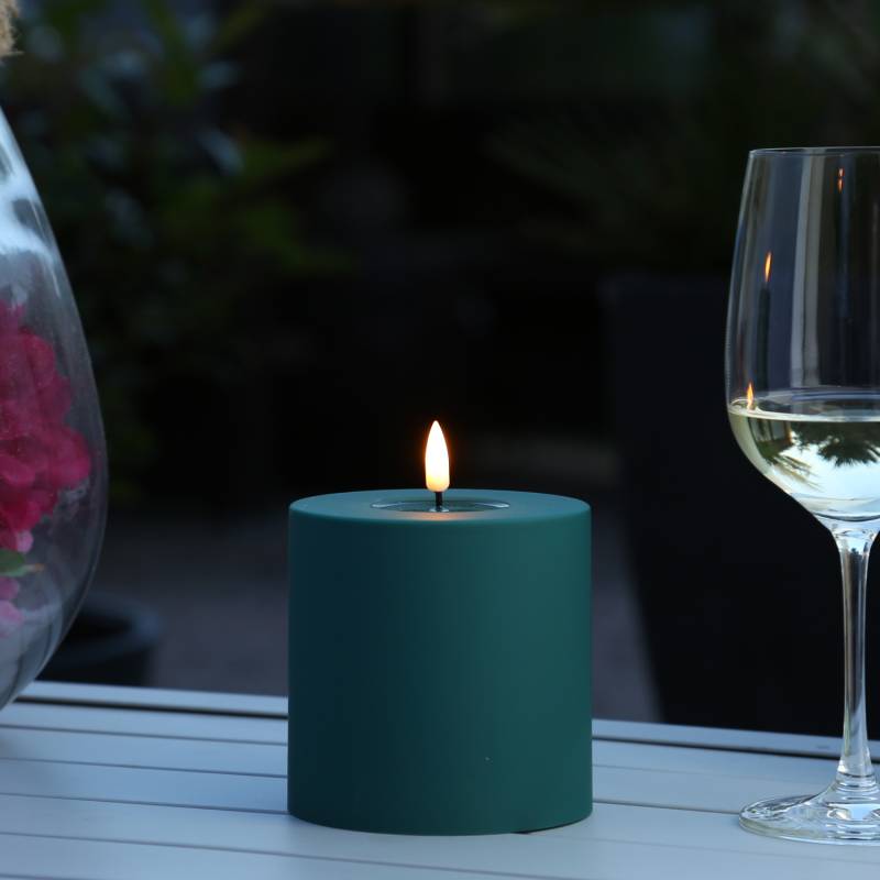 LED Stumpenkerze MIA - Kunststoff - realistische 3D Flamme - H: 10cm - D: 10cm - Außen - dunkelgrün von DELUXE Homeart