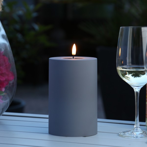 LED Stumpenkerze MIA - Kunststoff - realistische 3D Flamme - H: 15cm - D: 10cm - für Außen - grau LED Stumpenkerze MIA - Kunststoff - realistische 3D Flamme - H: 15cm - D: 10cm - für Außen - grau von DELUXE Homeart