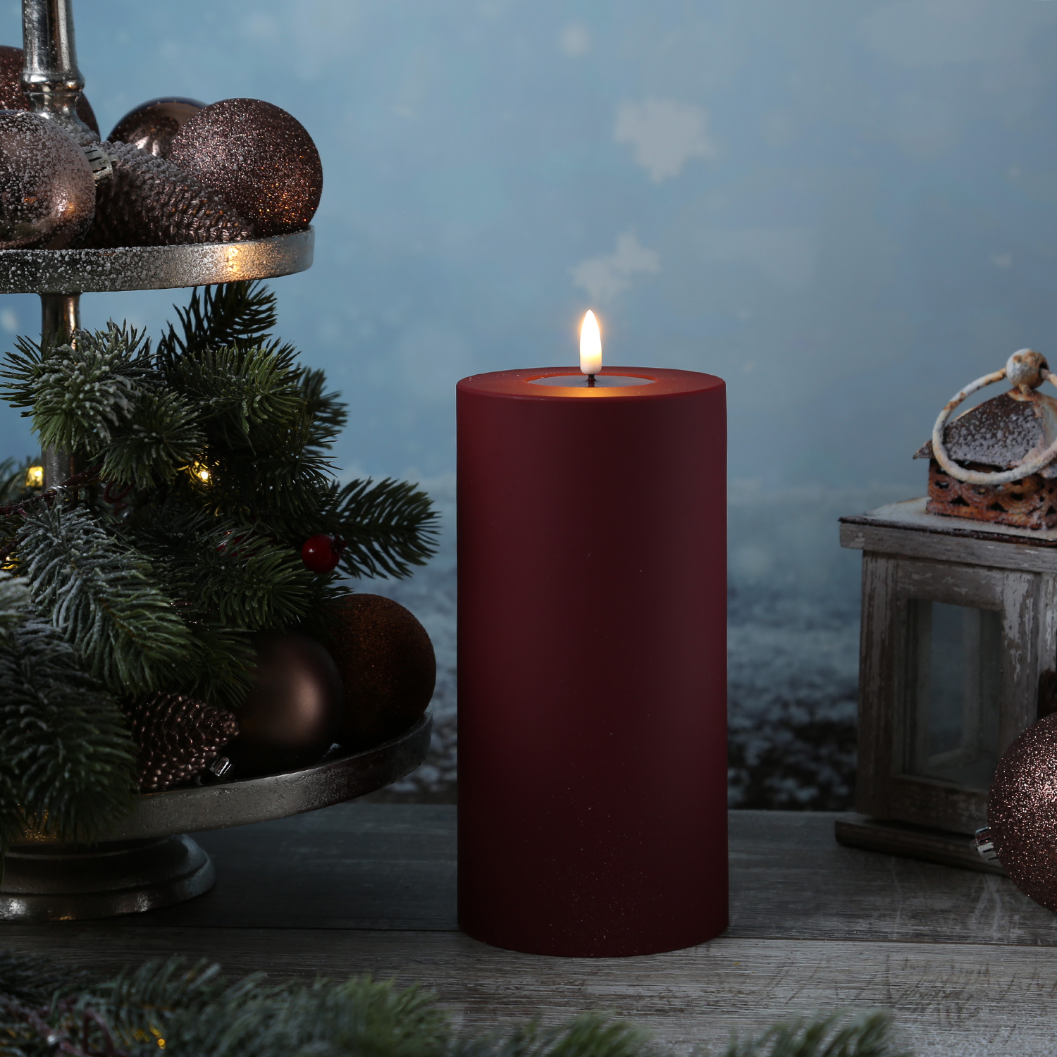 LED Stumpenkerze MIA - Kunststoff - realistische 3D Flamme - H: 20cm - f. Außen - bordeaux/dunkelrot LED Stumpenkerze MIA - Kunststoff - realistische 3D Flamme - H: 20cm - f. Außen - bordeaux/dunkelrot von DELUXE Homeart