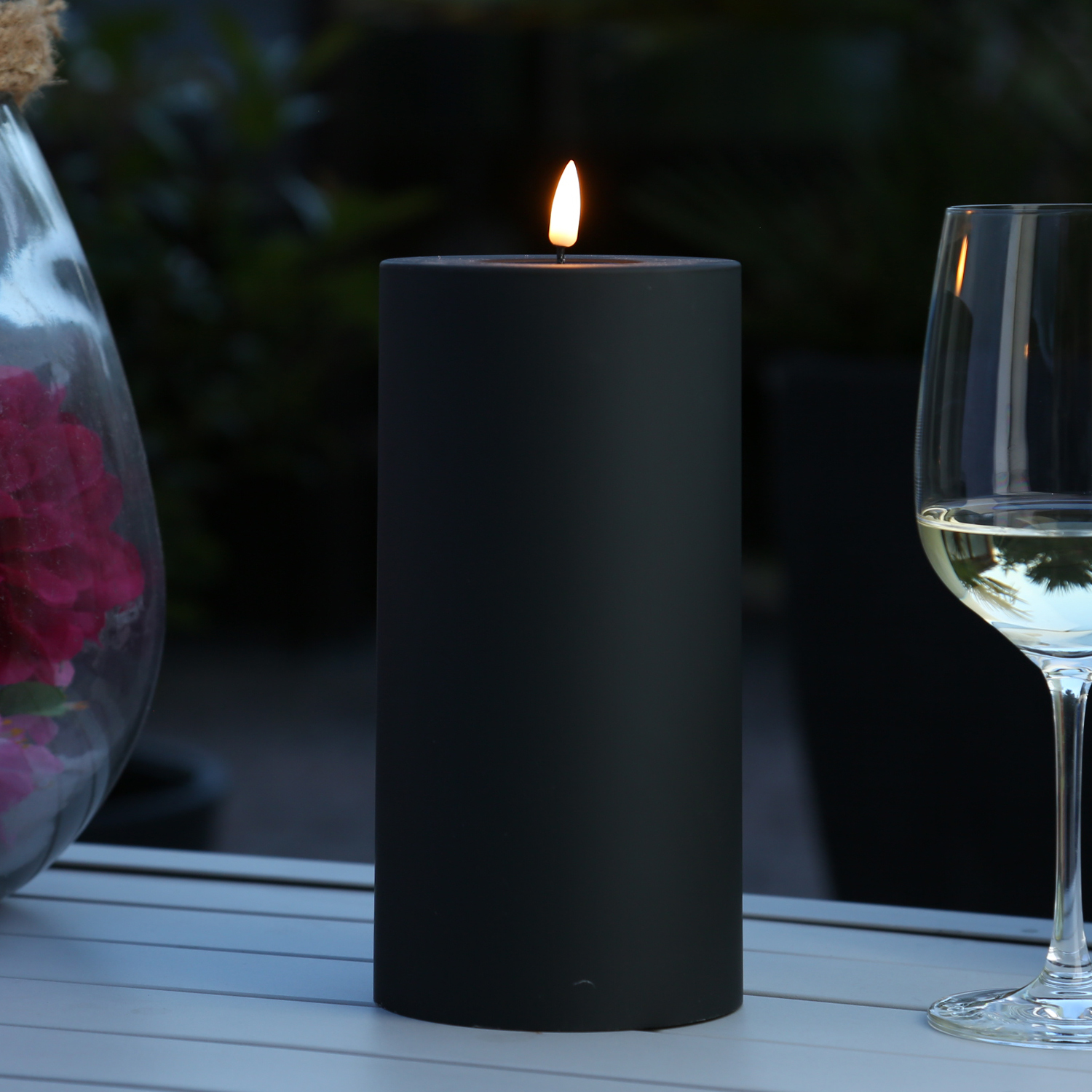 LED Stumpenkerze MIA - Kunststoff - realistische 3D Flamme - H: 20cm - f. Außen - schwarz LED Stumpenkerze MIA - Kunststoff - realistische 3D Flamme - H: 20cm - f. Außen - schwarz von DELUXE Homeart