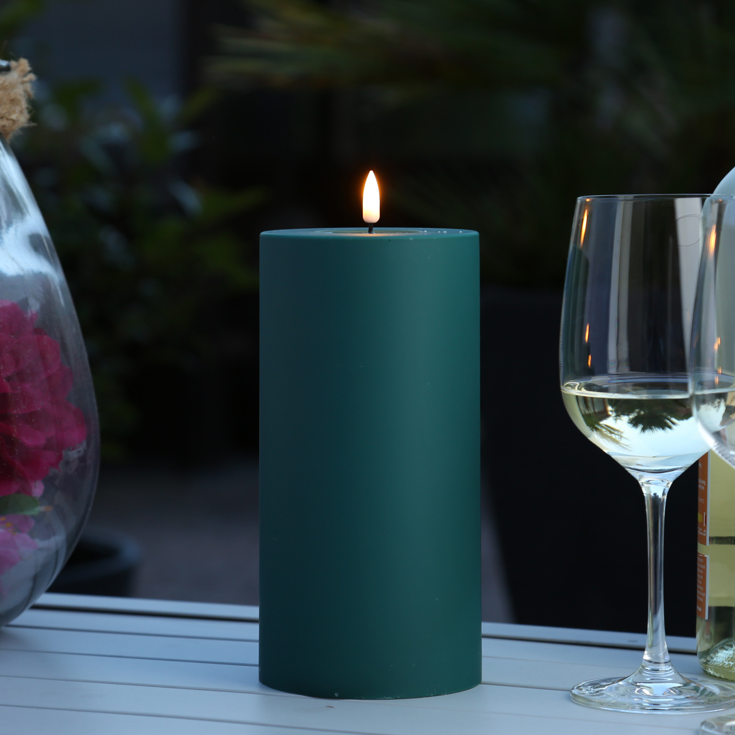 LED Stumpenkerze MIA - Kunststoff - realistische 3D Flamme - H: 20cm - D: 10cm - Außen - dunkelgrün LED Stumpenkerze MIA - Kunststoff - realistische 3D Flamme - H: 20cm - D: 10cm - Außen - dunkelgrün von DELUXE Homeart