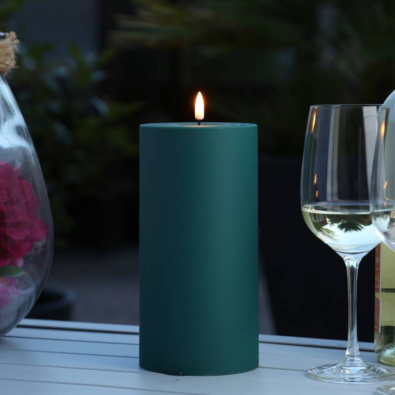 LED Stumpenkerze MIA - Kunststoff - realistische 3D Flamme - H: 20cm - D: 10cm - Außen - dunkelgrün von DELUXE Homeart