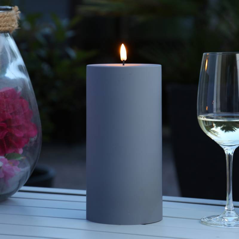 LED Stumpenkerze MIA - Kunststoff - realistische 3D Flamme - H: 20cm - D: 10cm - für Außen - grau von DELUXE Homeart
