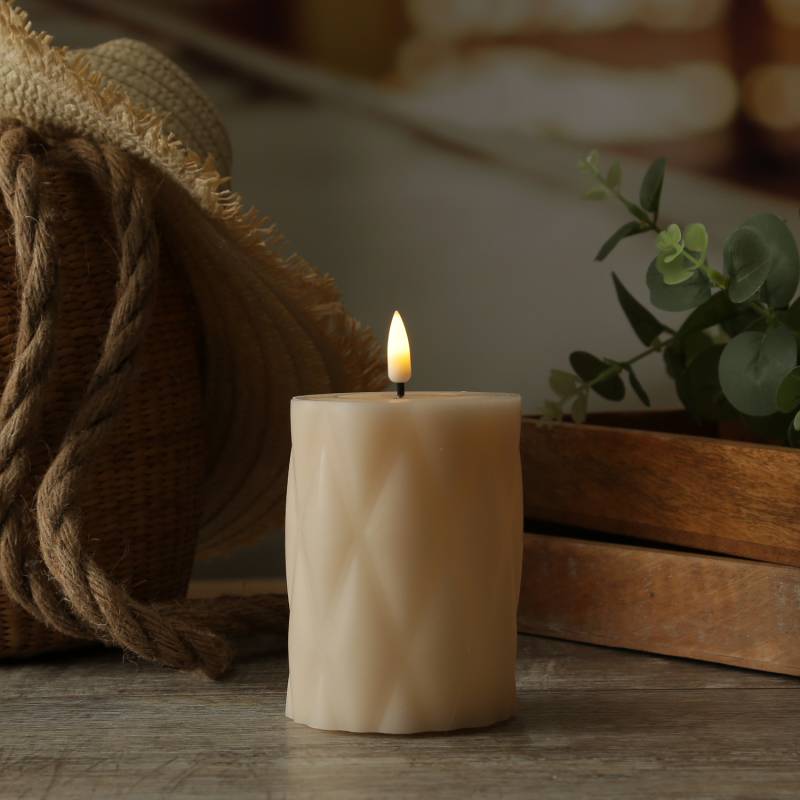 LED Stumpenkerze MIA - Rautenmuster - Echtwachs - 3D Flamme - H: 10cm - D: 7,5cm - creme von DELUXE Homeart