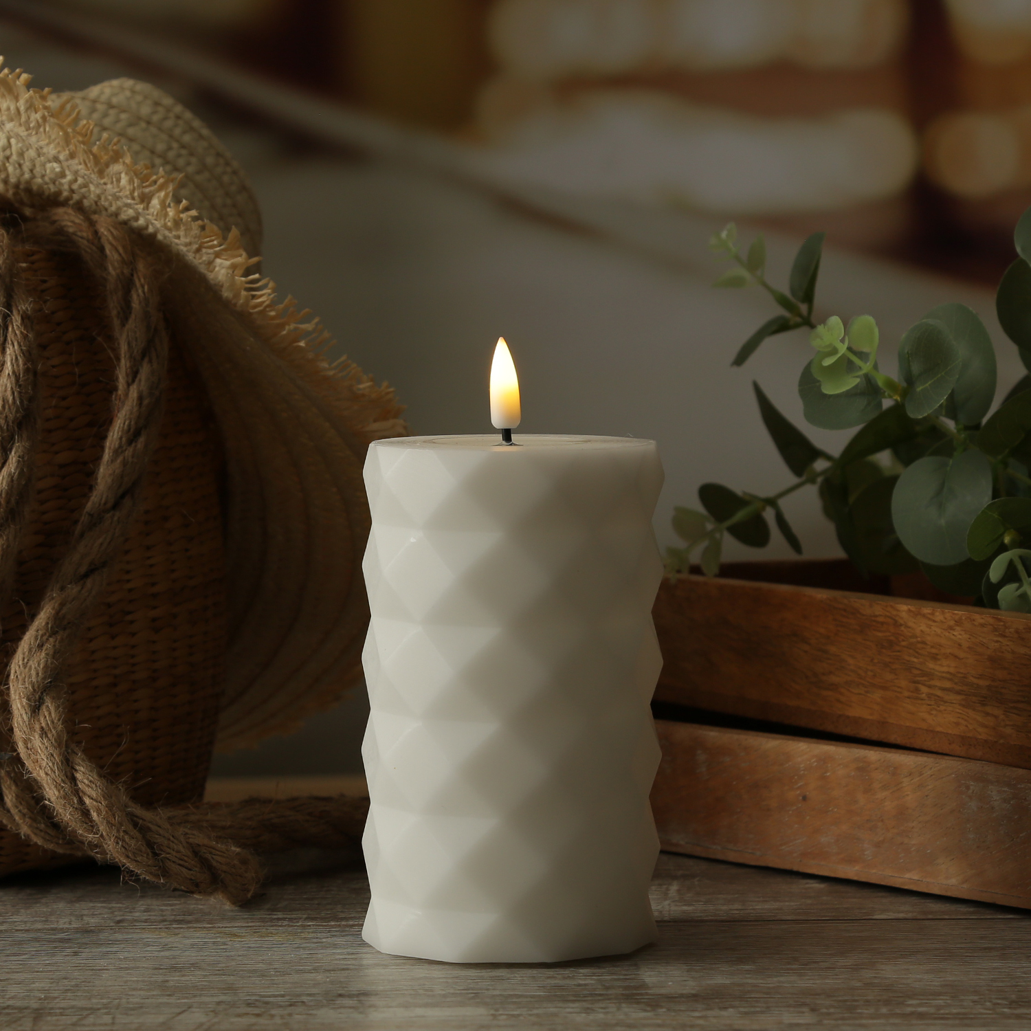 LED Stumpenkerze MIA - Rautenmuster - Echtwachs - 3D Flamme - H: 12,5cm - D: 7,5cm - weiß LED Stumpenkerze MIA - Rautenmuster - Echtwachs - 3D Flamme - H: 12,5cm - D: 7,5cm - weiß von DELUXE Homeart