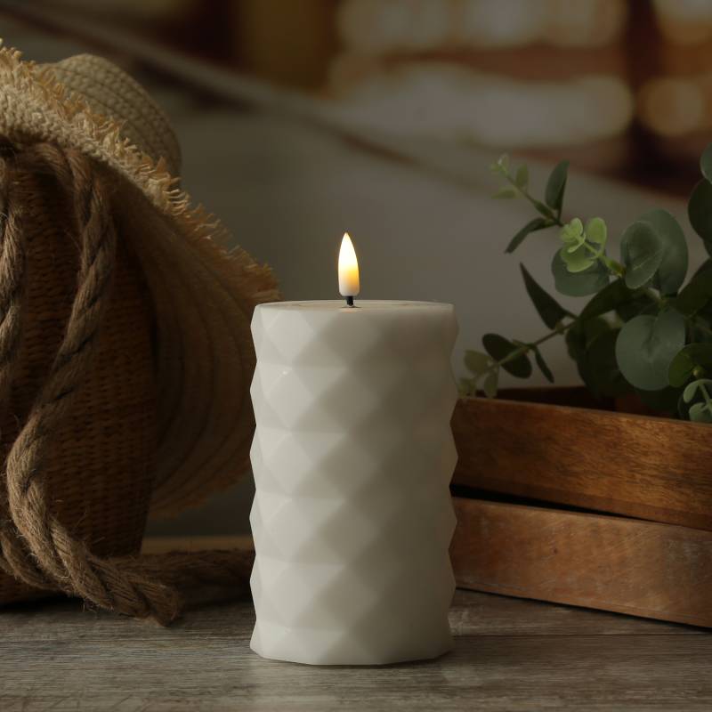 LED Stumpenkerze MIA - Rautenmuster - Echtwachs - 3D Flamme - H: 12,5cm - D: 7,5cm - weiß von DELUXE Homeart