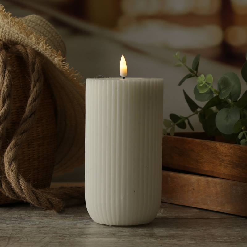 LED Stumpenkerze MIA - gerillt - Echtwachs - 3D Flamme - H: 15cm - D: 8cm - weiß von DELUXE Homeart