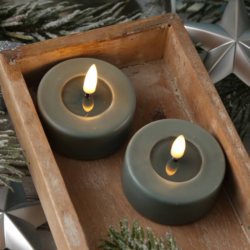 LED Maxi Teelichter MIA - Echtwachs - realistische 3D Flamme - D: 6,1cm - salbeigrün - 2 Stk. von DELUXE Homeart