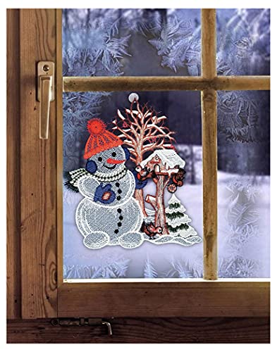 Fensterbild Schneemann am Futterhaus 20 x 26 cm (BxH) echte Plauener Spitze inkl. Saughaken Fensterdekoration für die Winter - und Weihnachtszeit von DEMASol