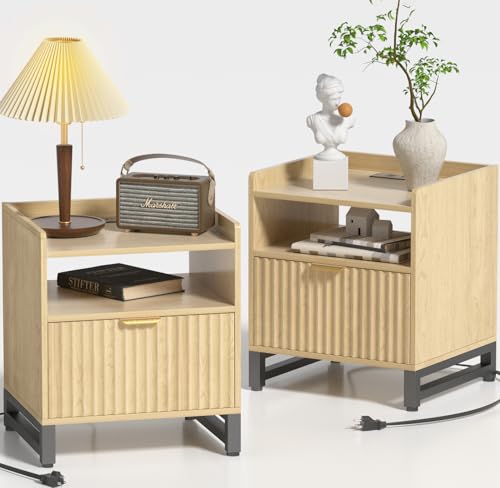 Geriffeltes Nachttisch-Set 2 mit Ladestation, Holz-Nachttisch mit großer Schublade und offenem Aufbewahrungsschrank, moderner Nachttisch aus der Mitte des Jahrhunderts, Beistelltisch für Schlafzimmer von DEMEGA