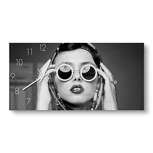 DEQORI Glasuhr | vertikal 60x30 cm | Motiv Junge Frau im Retro-Stil | große XXL Design Uhr aus Glas | leise Wanduhr für Wohnzimmer & Küche | Moderne Hingucker Uhr für die Wand von DEQORI