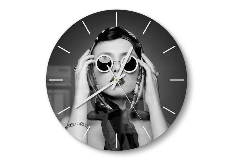 DEQORI Wanduhr 'Junge Frau im Retro-Stil' (Glas Glasuhr modern Wand Uhr Design Küchenuhr) von DEQORI