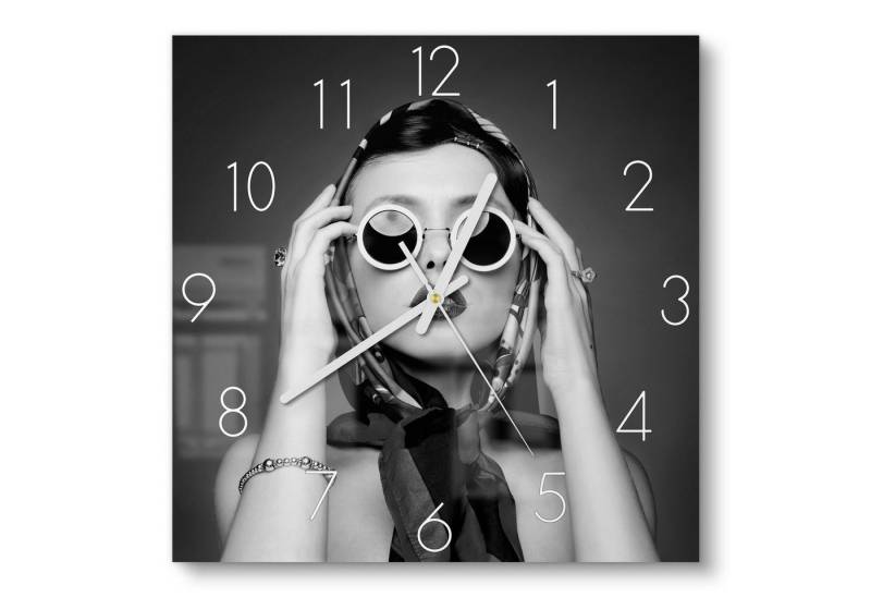 DEQORI Wanduhr 'Junge Frau im Retro-Stil' (Glas Glasuhr modern Wand Uhr Design Küchenuhr) von DEQORI
