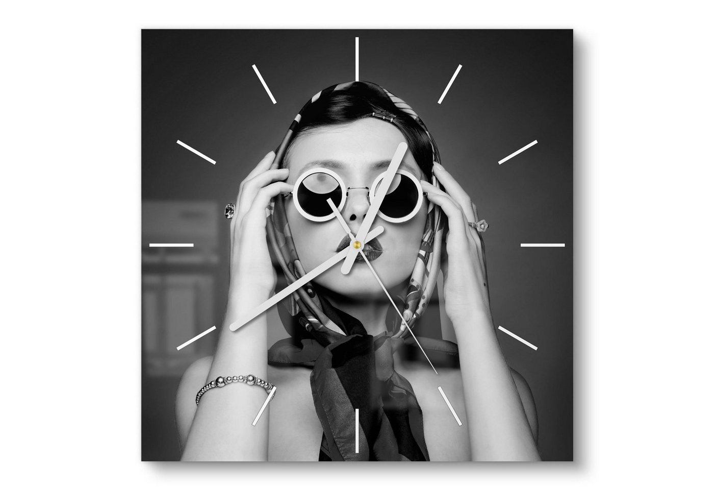 DEQORI Wanduhr 'Junge Frau im Retro-Stil' (Glas Glasuhr modern Wand Uhr Design Küchenuhr) von DEQORI