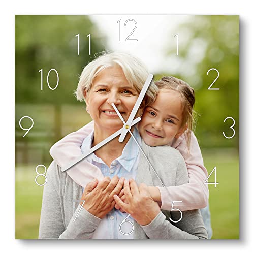 DEQORI personalisierte Glasuhr mit Foto | 30x30 cm, Zahlen, Schwarz | eigenes Bild | ausgefallene leise Design Uhr aus Glas | Wanduhr für Wohnzimmer & Küche | Moderne Uhr für die Wand von DEQORI