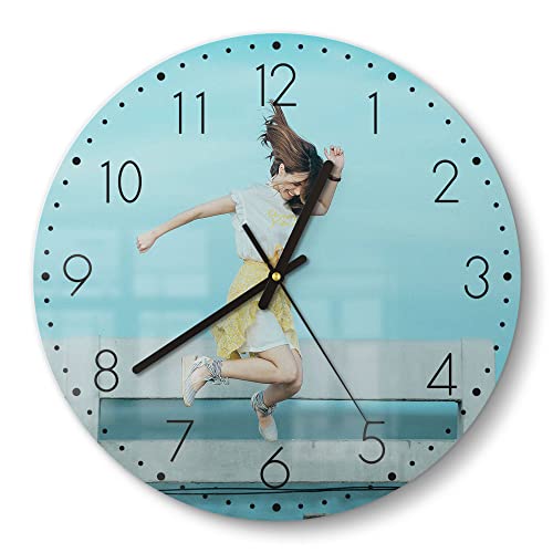 DEQORI personalisierte Glasuhr mit Foto | rund Ø 30 cm, Klassisch, Weiß | eigenes Bild | ausgefallene leise Design Uhr aus Glas | Wanduhr für Wohnzimmer & Küche | Moderne Uhr für die Wand von DEQORI